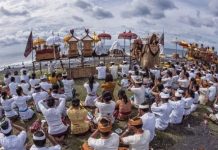 Tradisi Melasti Desa Belayu, Tabanan Dengan Berjalan Kaki Hingga 35 Kilometer – Info Wisata Tabanan
