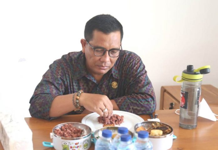 Bupati_di_dajan_peken4.jpg