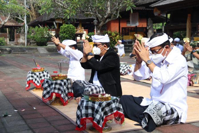 14-07-2021_BupatiTabananSembahyangdiPekendungan.jpg