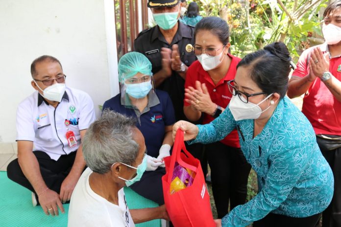 01-10-21_Tuntaskan_Vaksinasi_Penyandang_Disabilitas_Ny_Rai_Wahyuni_Kembali_Jemput_Bola_ke_Rumah_Para_Penyandang_Disabilitas_di_Desa_Petiga_2.jpg