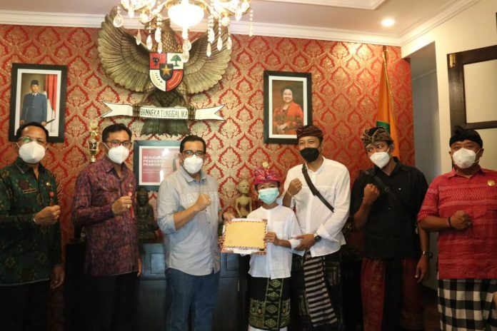 26-11-21_Bupati_Tabanan_Serahkan_Penghargaan_dan_Hadiah_untuk_Juara_Festival_Tutur_Rare_2.jpg