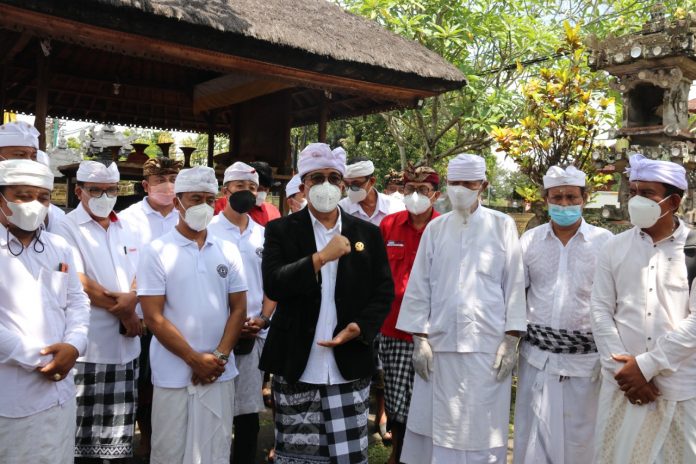 29-10-21_Bupati_Tabanan_Serahkan_Punia_Sembako_Kepada_Pemangku_2.jpg