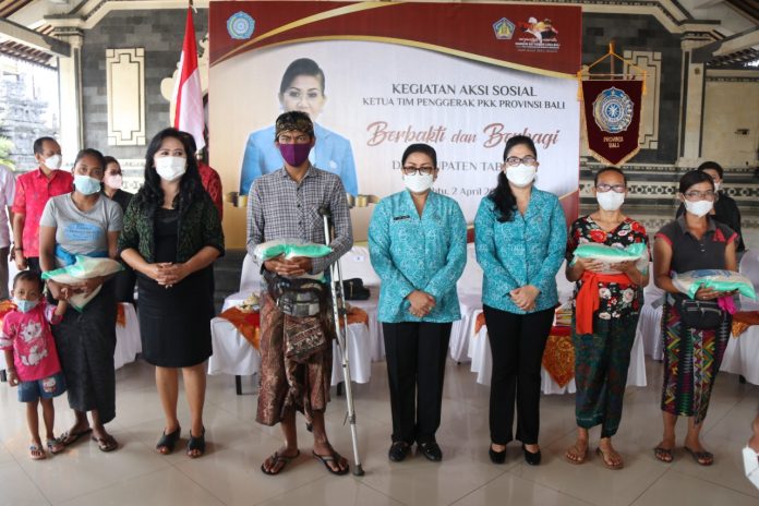 02-04-22_Ketua_TP_PKK_Tabanan_Sinergikan_Aksi_Sosial_Bersama_TP_PKK_Provinsi_Bali_di_Desa_Beraban_2.jpg