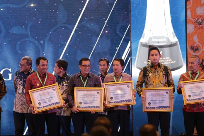 Kabupaten Tabanan Raih Penghargaan 10 Besar Nasional Predikat Kepatuhan Standar Pelayanan Publik Tahun 20221