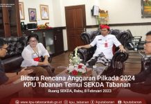 Ketua KPU Tabanan, I Gede Putu Weda Subawa didampingi Sekretaris, I Nyoman Swandika diterima Sekretaris Daerah Kabupaten Tabanan, I Gede Susila