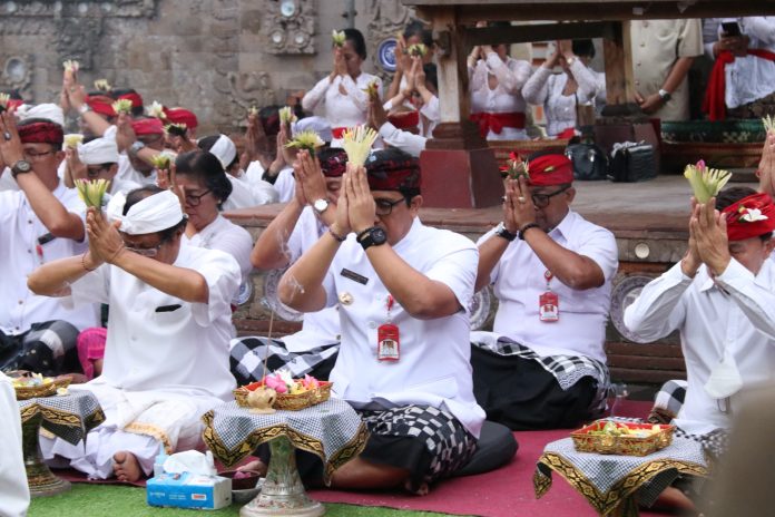 Bupati Tabanan Melaksanakan Persembahyangan Bersama di Pura Batur Puri Singasana