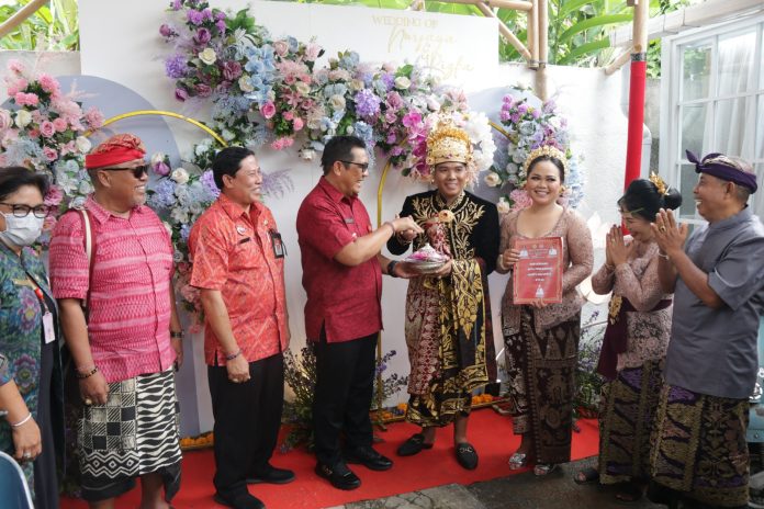 Hadiri Pawiwahan, Bupati Tabanan Kembali Serahkan Program Unggulan Semara Ratih Kepada Kedua Mempelai1