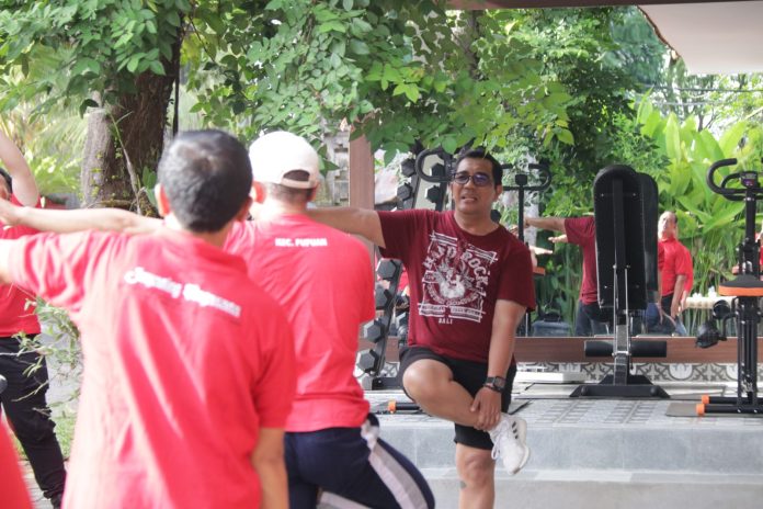 Tetap Bugar Jalankan Aktivitas, Bupati Sanjaya Olahraga Bersama Jajaran OPD
