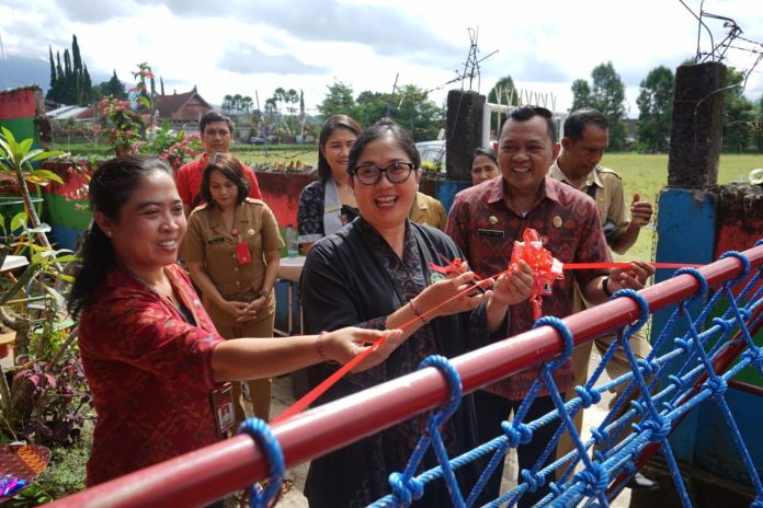 Kembali Beraksi, Ny. Rai Wahyuni Sanjaya Bagikan PMT dan APE Untuk Ratusan Anak PAUD dan TK Tabanan