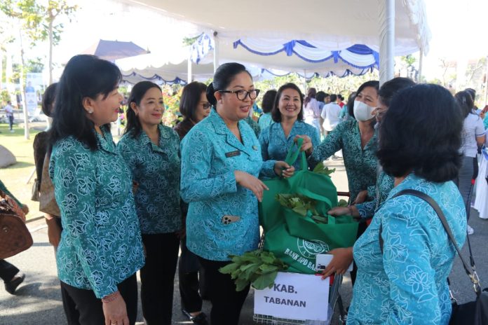 Ketua TP PKK Kabupaten Tabanan, Ny. Rai Wahyuni Sanjaya, Kembali Tunjukkan Semangat dan Dukungan Di Pasar Rakyat Jembrana (4)