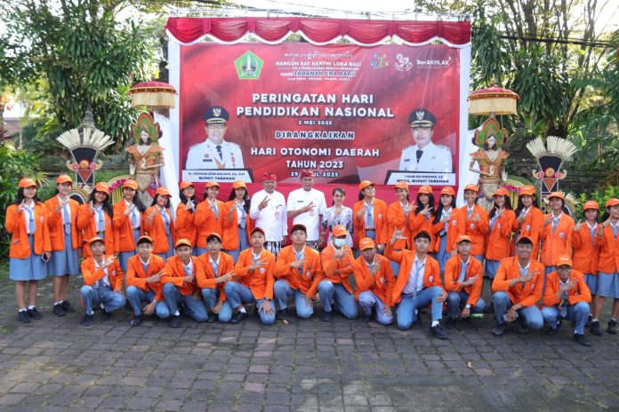 Pemkab Tabanan Gelar Upacara Peringatan Hardiknas Dan Hari Otonomi Daerah (4)