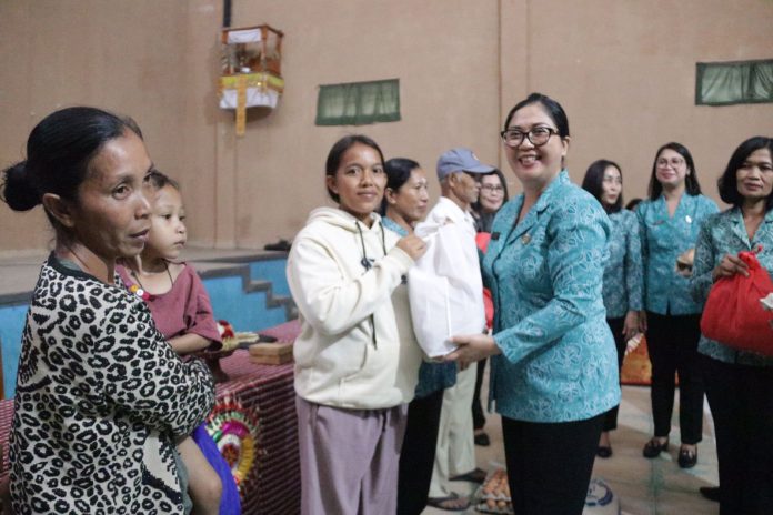 Komitmen Berbagi Ke Seluruh Kecamatan, Ny. Rai Wahyuni Sanjaya Kembali Menyapa Warga Pupuan