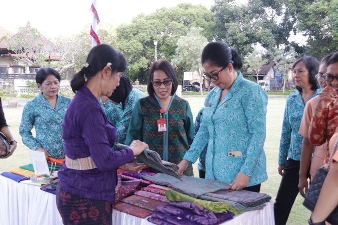 Ny. Rai Wahyuni Sanjaya, Kembali Berkolaborasi Dalam “Berbelanja dan Berbagi” di Kabupaten Klungkung3