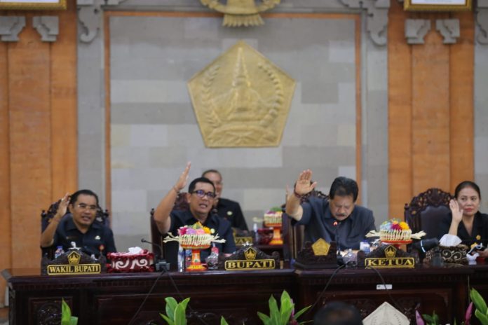 Rapat Paripurna DPRD, Bupati Sanjaya Sampaikan Tujuh Ranperda4