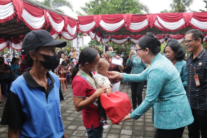 Berikan Motivasi Melalui Aksi Sosial, Ny. Rai Wahyuni Sanjaya Menyapa dan Berbagi di Selemadeg Timur dan Kerambitan