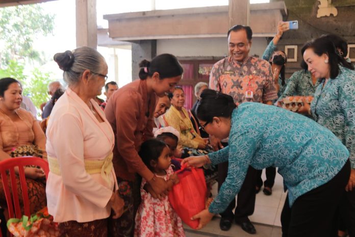 Curahkan Perhatian Ke Masyarakat, Ny. Rai Wahyuni Sanjaya Kembali Road Show Gelar Aksi Sosial di Selemadeg2