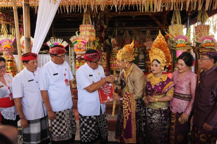 Serahkan Akta Semara Ratih, Bupati Tabanan Harap Program Unggulan Bisa Semakin Populer