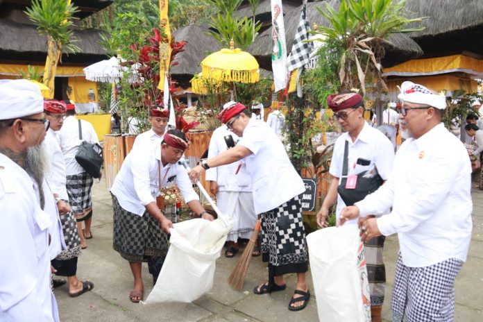 Bupati Tabanan “Ngayah” Saat Bersembahyang Pujawali Di Pura Luhur Batukau