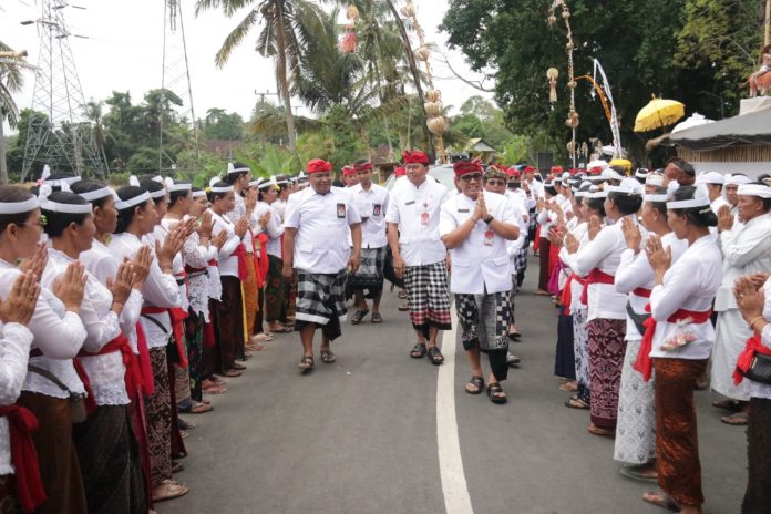 Nyaksi Ngenteg Linggih Pura Dalem Desa Adat Cekik, Bupati Sanjaya Apresiasi Konsep Yadnya yang Dijalankan Krama