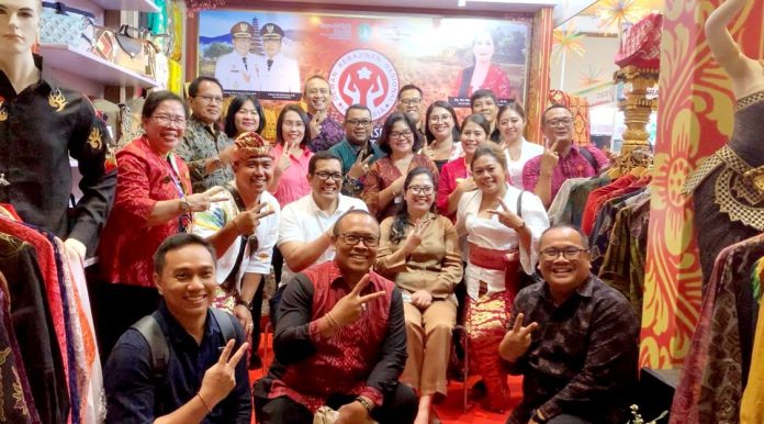 Bupati Sanjaya dan Nyonya Rai Wahyuni Sanjaya Selaku Ketua Dekranasda Tabanan Hadiri Kriyanusa 20232