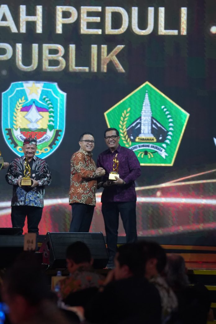 Bupati Tabanan Raih Penghargaan Apresiasi Daerah Peduli Pelayanan Publik 2023, Oleh Kompas TV Nasional3