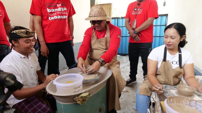 Jalankan Program Populer Bungan Desa, Bupati Tabanan Tinjau Potensi Keramik di Desa Selanbawak2
