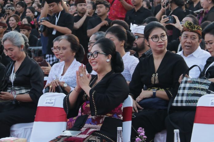 Ny. Rai Wahyuni Sanjaya Hadiri Puncak HUT ke-3 Pakis Bali