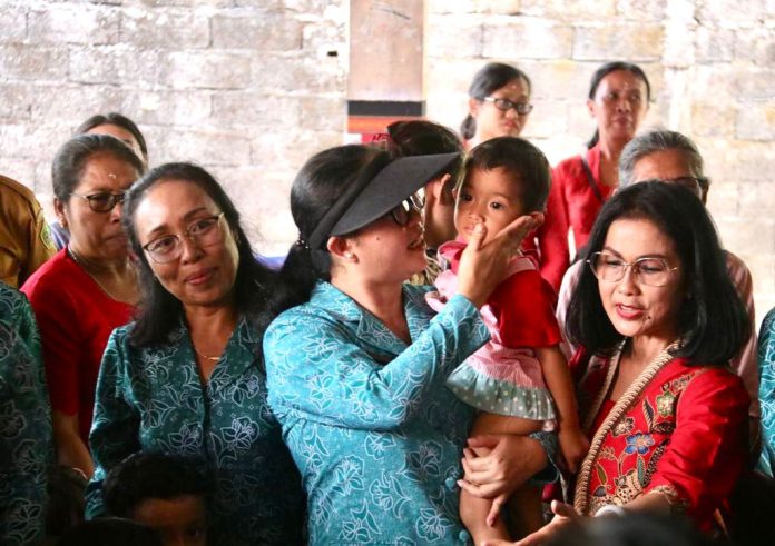 Gencarkan Penurunan Stunting, Ny. Rai Wahyuni Sanjaya Kembali Beri Penilaian Final Posyandu di Selemadeg Timur