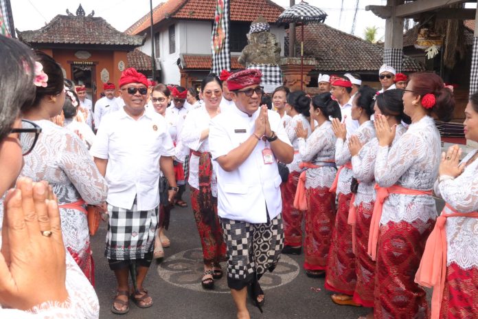 Bupati Sanjaya Sembahyang Pujawali Ring Pura Puseh Baleagung Lan Pura Dalem Prajapati Desa Adat Kota Tabanan