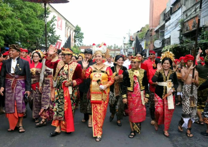 Kenakan Busana Kerajaan, Bupati Sanjaya Beserta Istri Pimpin Iringan Parade Budaya Nusantara HUT Kota Tabanan ke-530 (3)