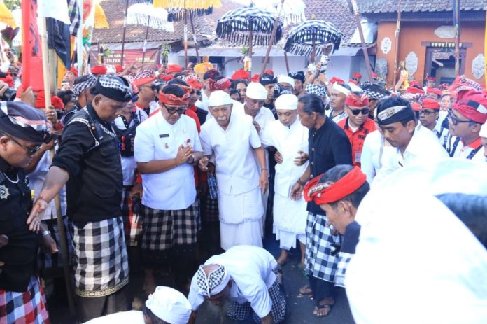 Bupati Sanjaya Mendak Ida Bhatara Tirta Eedan Karya Panca Wali Krama di Kantor Bupati Tabanan4
