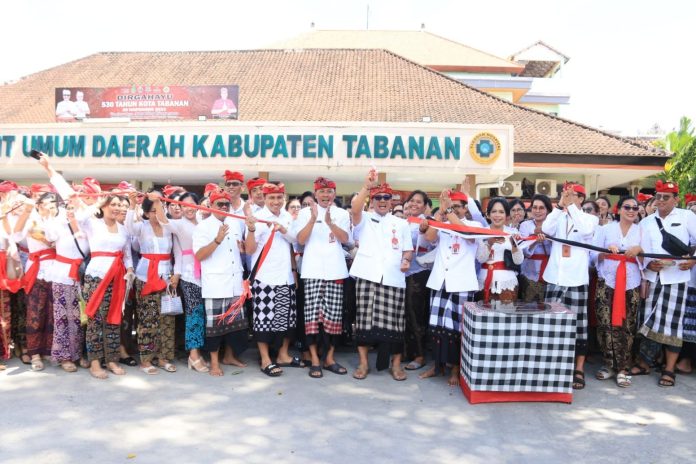Bupati Sanjaya Tandatangani Prasasti Pemelaspasan Penyengker RSUD Tabanan dan Prasasti Tawur Agung Pura Mutering Jagat Dalem Sidakarya (5)