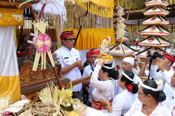 -Bupati Tabanan Mendak Siwi Ida Bhatara di Pura Puseh Adat Kota Tabanan- (2)