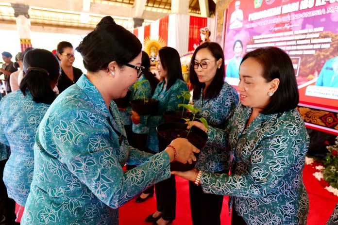 Ketua TP PKK Tabanan, Ny. Rai Wahyuni Sanjaya Peringati Hari Ibu Lewat Sosialisasi dan Aksi Sosial di Kecamatan Marga