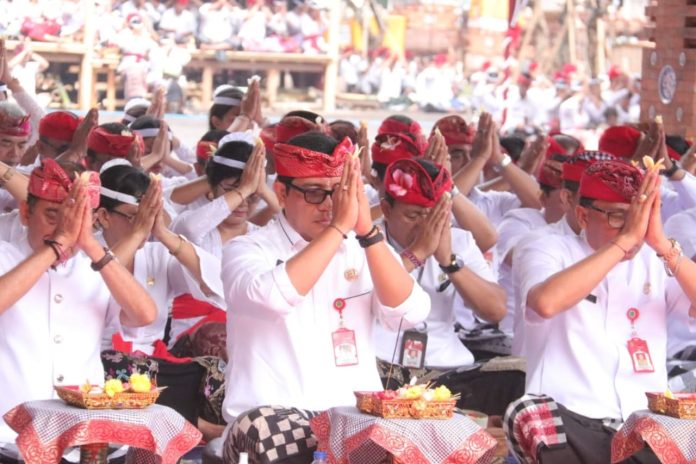 Rahina Saraswati, Bupati Tabanan Bersama Jajaran Gelar Persembahyangan di Padmasana Kantor Bupati (2)