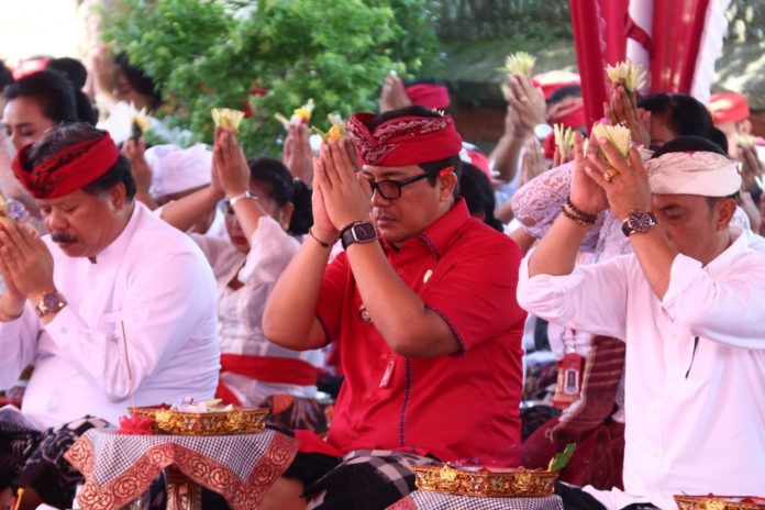 Bupati Sanjaya Hadiri Persembahyangan Bersama Pemelaspasan Pelinggih di Kantor Sekretariat DPRD Tabanan