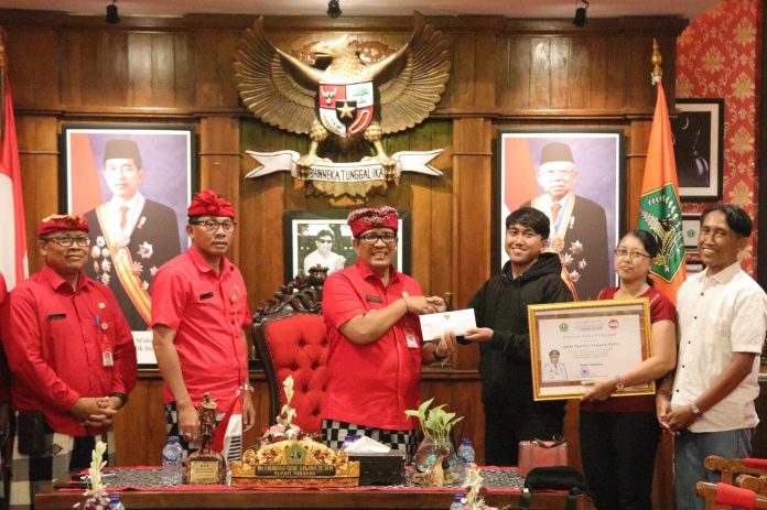 Bupati Tabanan Berikan Penghargaan Kepada Pemuda Juara Terbaik Perlombaan Patung Salju di Harbin-China (5)