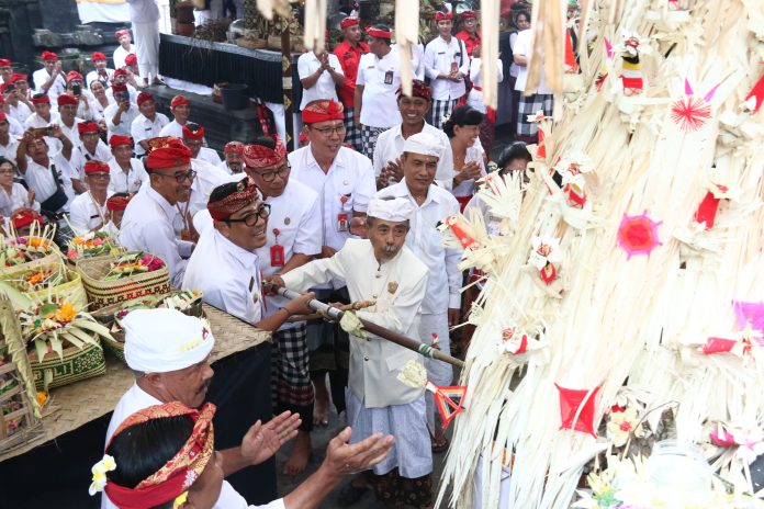 Bupati Tabanan Hadiri Penyineban Rangkaian Karya Ngenteg Linggih Pura Basukian Puseh Jagat Besakih3