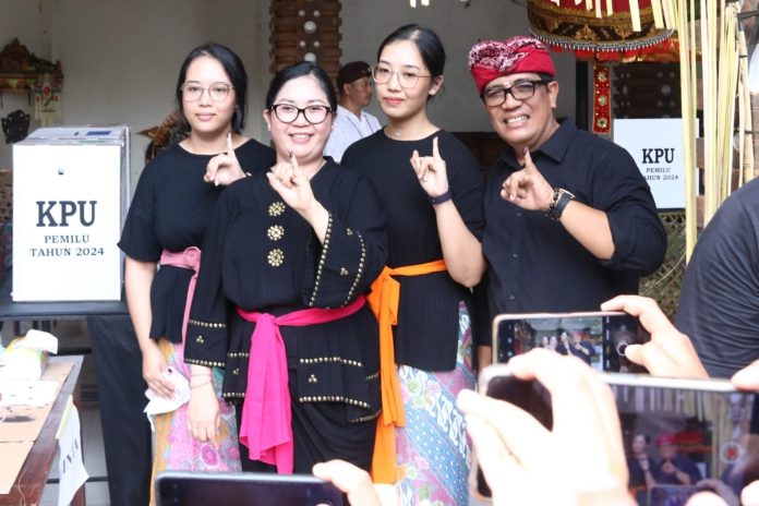 Gunakan Hak Pilih, Bupati Sanjaya Bersama Keluarga Nyoblos Pemilu 2024 di TPS 09 Dauh Pala (3)