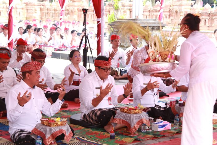 Jajaran Pemkab Tabanan Gelar Persembahyangan Tumpek Wariga di Parahyangan Kantor Bupati Tabanan (2)