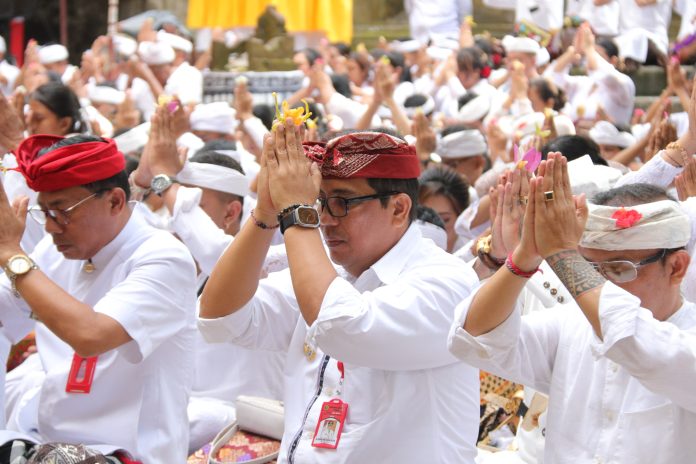 Bupati Sanjaya Hadiri Sembahyang di Pura Dalem Khayangan Kedaton Desa Adat Kukuh (6)
