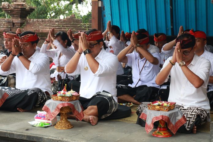 Bupati Sanjaya Sembahyang Pura Luhur Muncak Sari 1