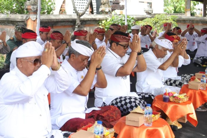 Hadiri Upacara Melaspas lan Pasupati Ratu Ayu di Suci Puri Kediri, Bupati Sanjaya Apresiasi Semangat Masyarakat Membangun Yadnya (4)