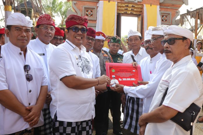 Bupati Sanjaya Hadiri Rangkaian Karya Ngenteg Linggih Krama Banjar Kekeran, Selanbawak, Marga (2)