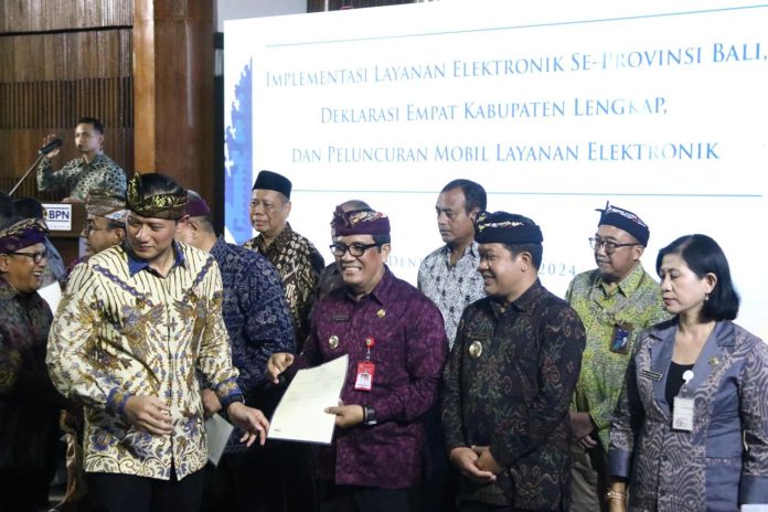 Bupati Tabanan Hadiri Kegiatan Implementasi Layanan Elektronik, Deklarasi 4 Kabupaten Lengkap, dan Mobil Layanan Elektronik di Provinsi Bali oleh Menteri ATR-BPN dan Menteri PAN RB (3)