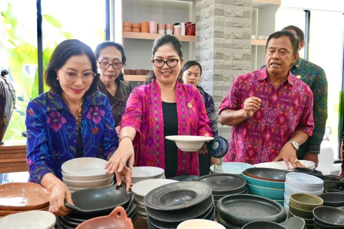 Ny. Rai Wahyuni Sanjaya Dampingi Kunjungan Pj. Ketua Dekranasda Provinsi Bali Sambangi IKM di Kecamatan Kediri