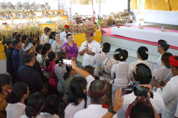 Bupati Sanjaya Hadiri Upacara Ngaben Bersama di Desa Tista dan Marga (1)