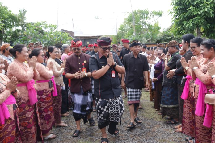 Bupati Tabanan Apresiasi Kekompakan Masyarakat Dalam Yadnya Bersama di Desa Kelating (2)