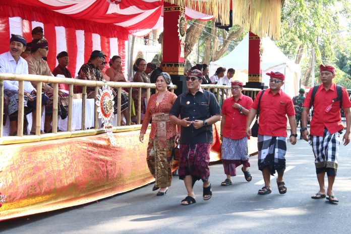 Bupati Tabanan Beserta Istri, Ny. Rai Wahyuni Sanjaya Hadiri Peed Aya (Pawai) Pembukaan PKB XLVI Provinsi Bali