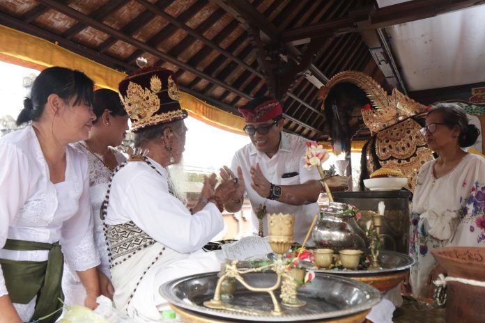 Bupati Sanjaya Hadiri Pujawali di Merajan Agung Puri Kukuh (1)
